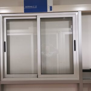 Ventana corrediza E12